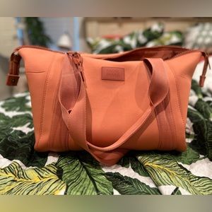 Dange Dover medium Landon Carryall in Coyote.